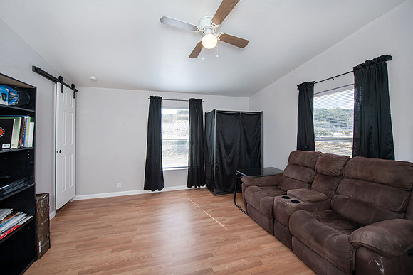 (2)bedroom