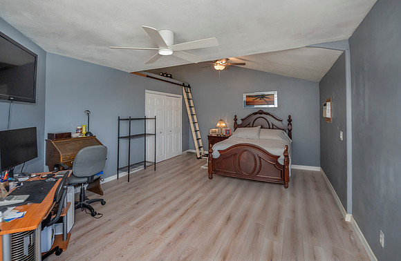 a (40) second master room