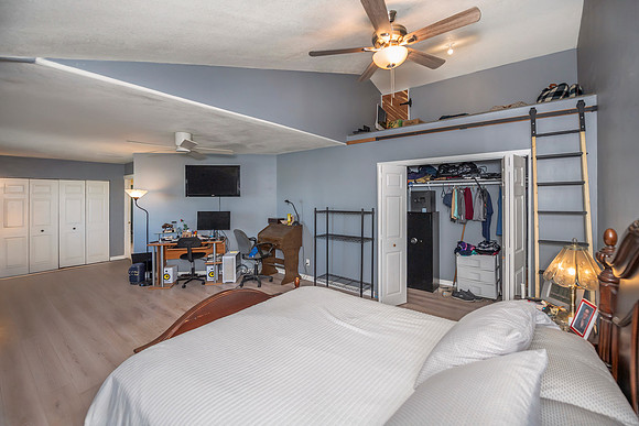 a (41) second master room
