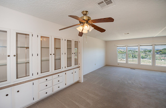 a (21)dining room