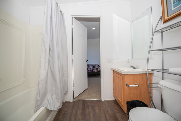 1 (23) jack and jill bath between 2 guest beds