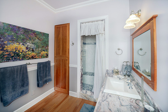 (2) guest bed's bath