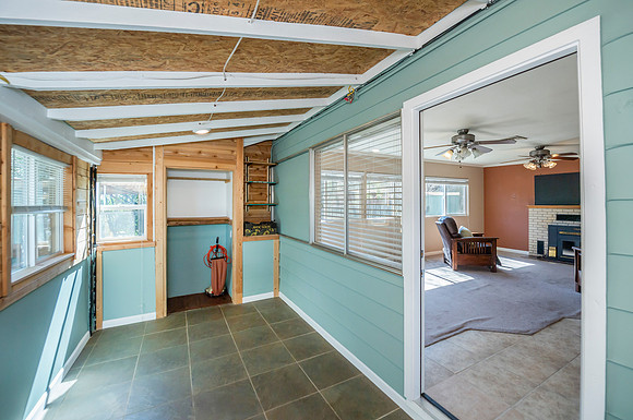 DSC_7690 Front Entry - Sun room