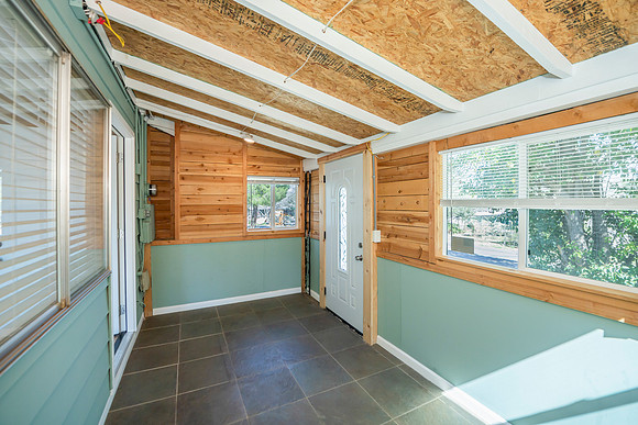 DSC_7691 Front Entry - Sun room1