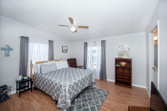 (1)guest Bedroom