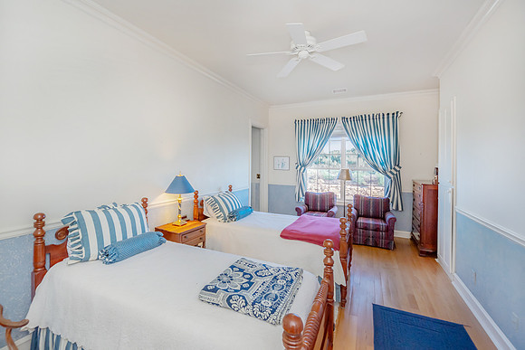 (1) guest bed