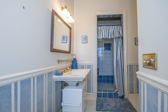(1) guest bed's bath