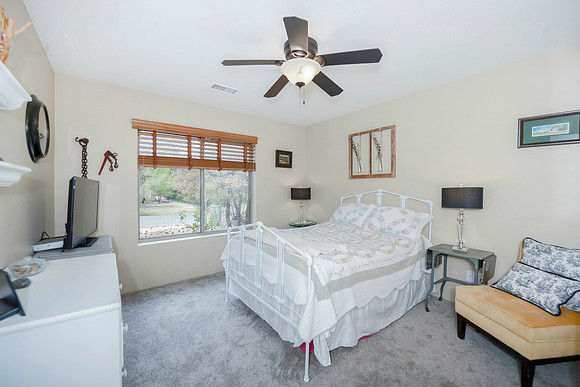 (2) guest bedroom upstairs